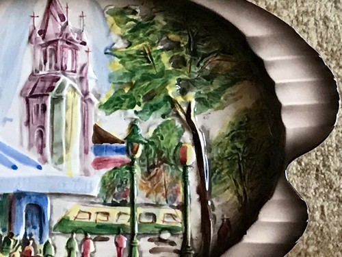Plato decorativo pintado a mano vintage de cerámica de la ciudad escena callejera iglesia café gente - Imagen 6 de 10