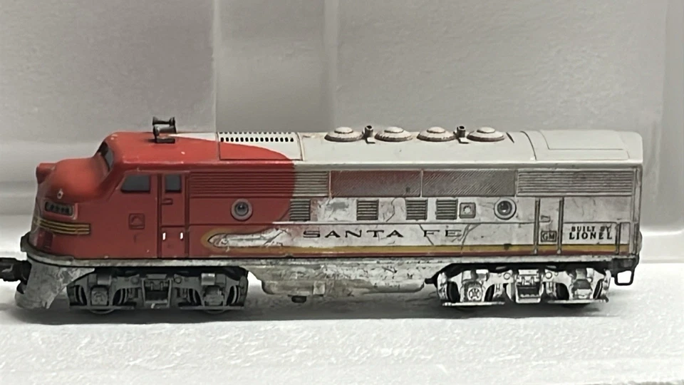 Lionel 2333 O Santa Fe EMD F3 Diesel Locomotive  1949, Rare #2 - Image 4 of 4