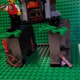 LEGO Hemlock Stronghold 6046 w cas285 + 3 Minifigs Incomplete see Pics & Desc