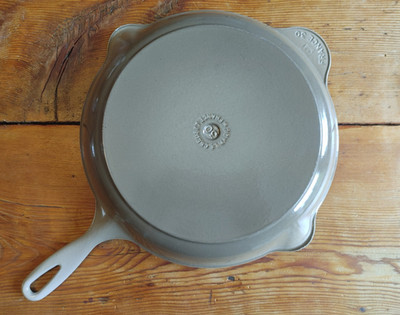 LE CREUSET 30 Enamel Skillet 12  NUTMEG France frying pan French double spout