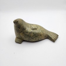 Bellissima pietra ollare canadese eschimese inuit art di un sigillo di riposo