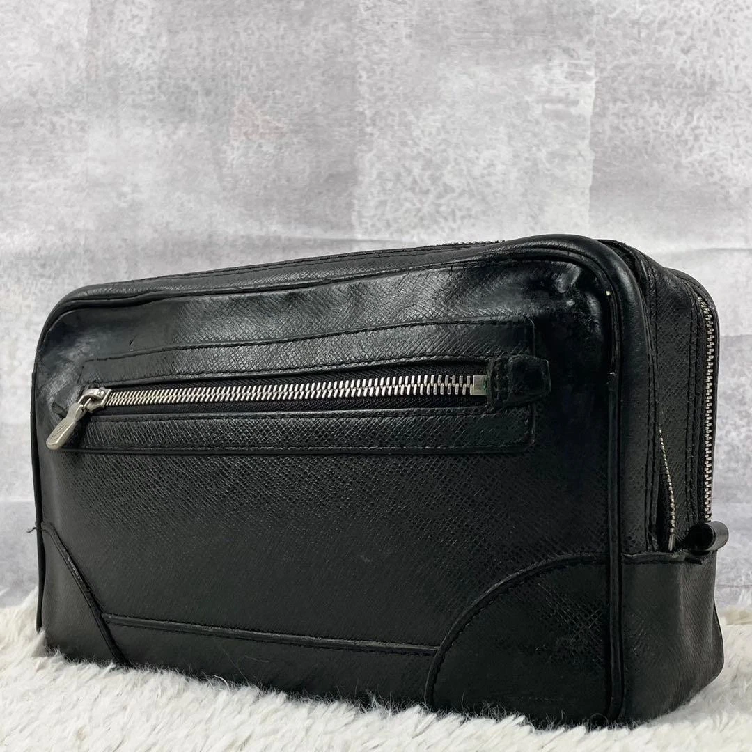 Louis Vuitton Taiga Black Clutch Bags & Handbags for Women for