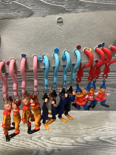 Vintage Plastic Clown Keychains Hanging Cardboard Display Complete 16 Clowns - Picture 8 of 8