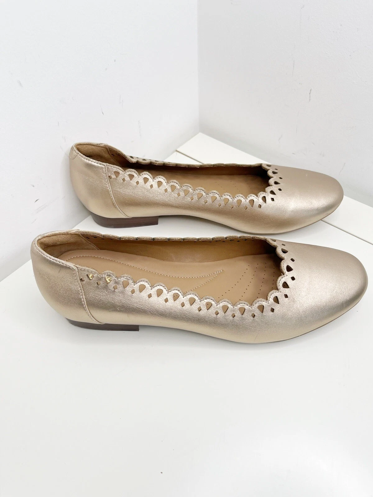 Scarpe basse Clarks Artisan oro metallizzato bronzo bordi smerlati pelle UK 8D