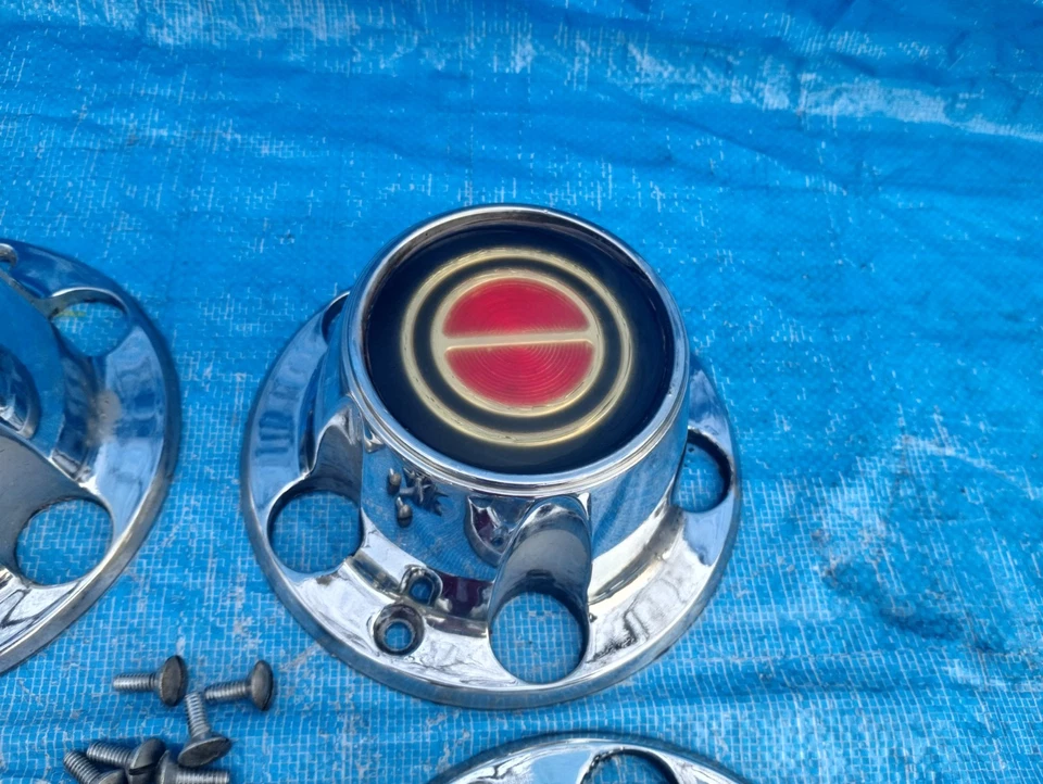 1980 - 1993 年福特野马 F150 拾音器中心轮毂盖红色带螺丝套装 OEM — 第 4/4 张图片