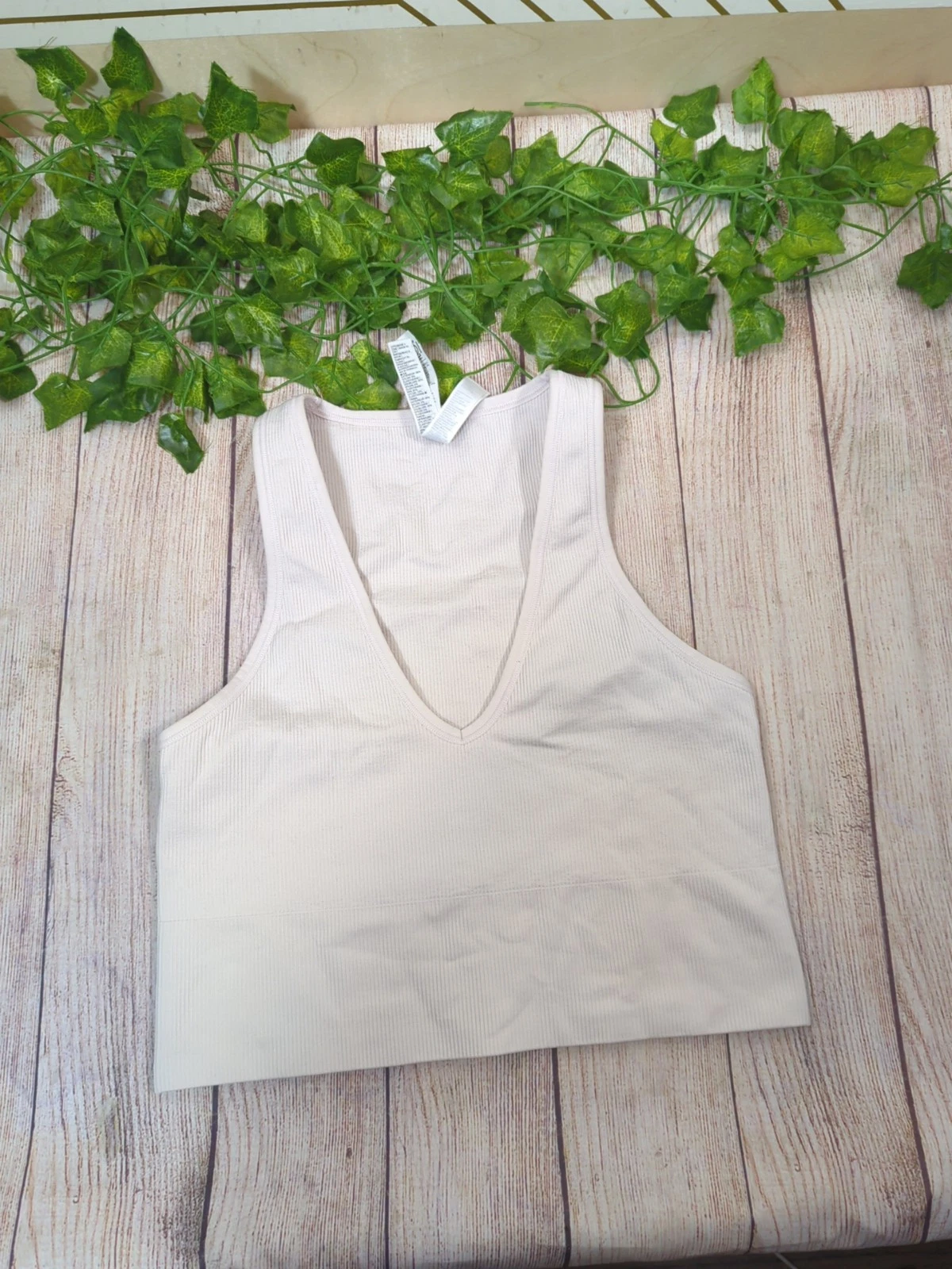 athleta aurora seamless crop rib v-neck thick tank-top