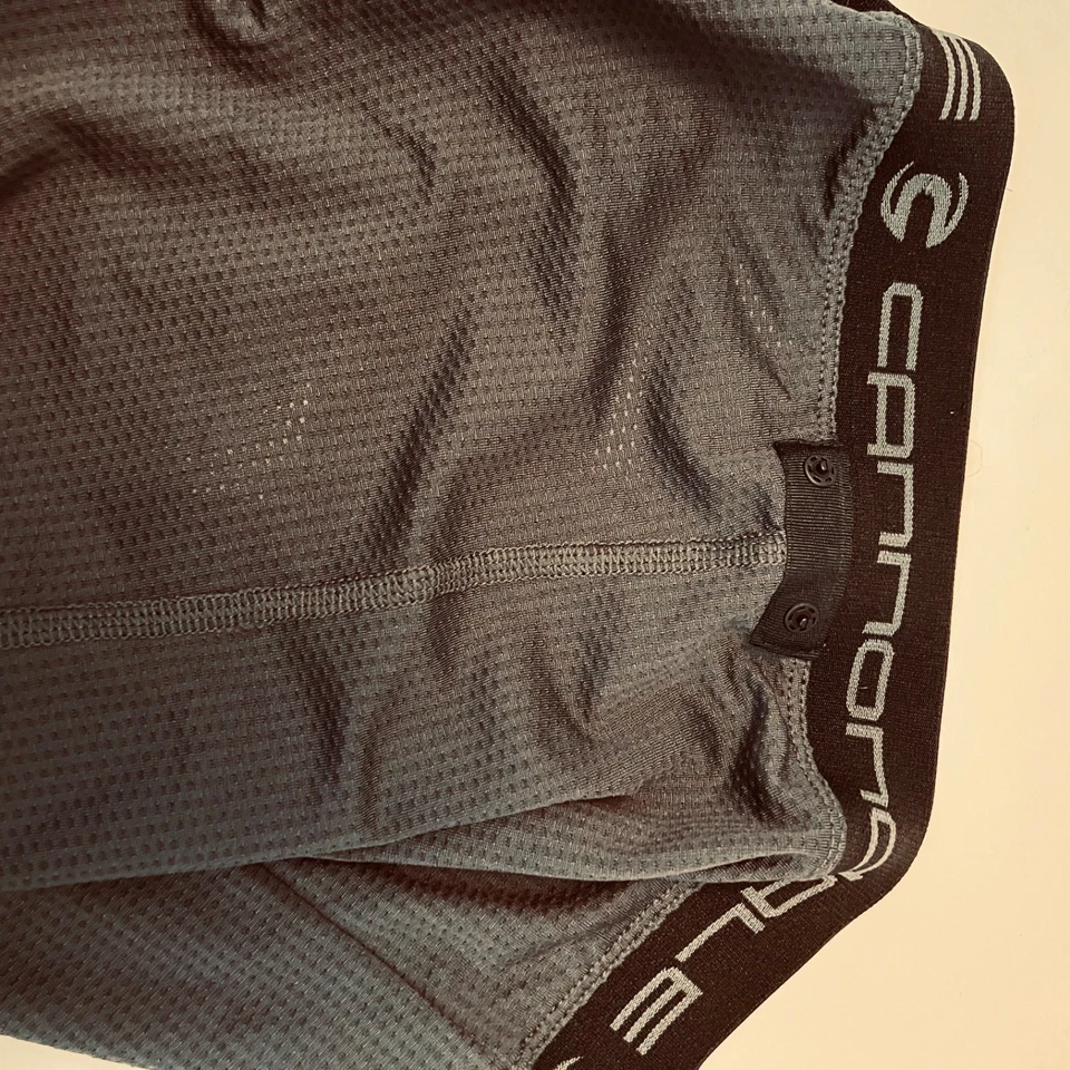 Pantalones cortos de ciclismo Cannondale de compresión acolchados grises para mujer talla M Foto 3 de 4