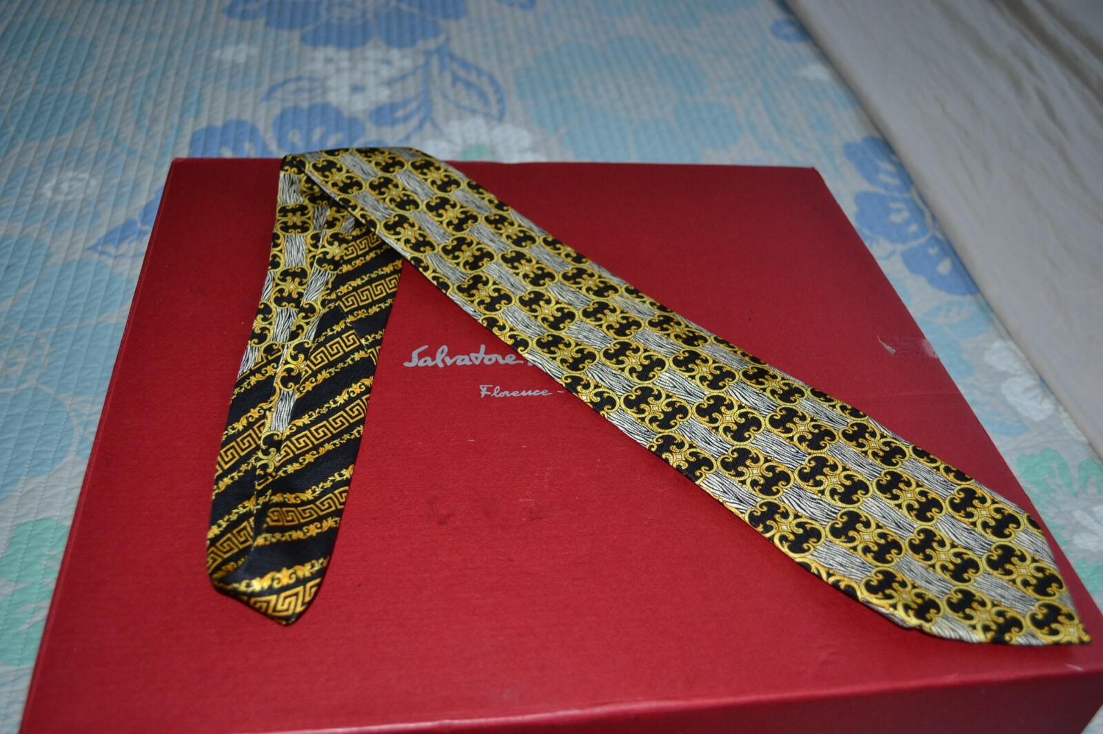 100 AUTH VERSACE TIE YELLOW w/ FUN MODERN GOLD CUR… Gem