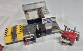 Lego Juniors #10743 Disney Cars 3 Smokey's Garage - 100% Complete