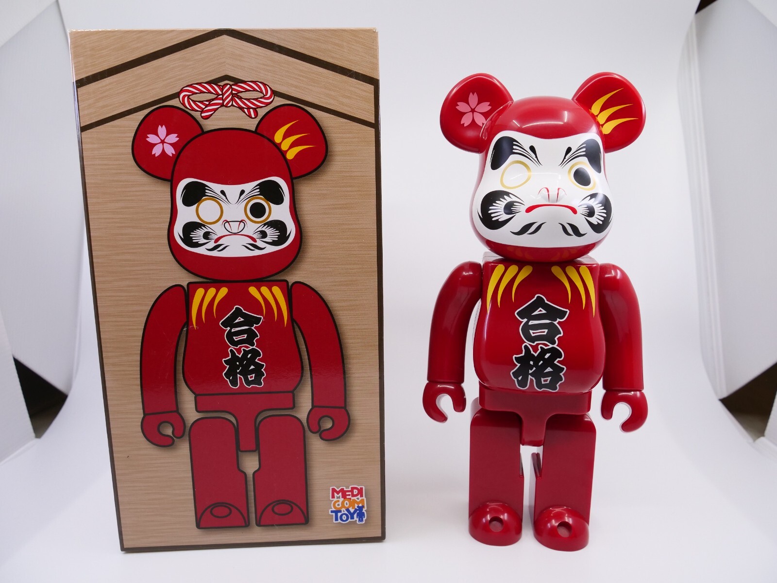Bearbrick 400% Daruma rouge décoration design salon Tokyo Sky Tree 2014