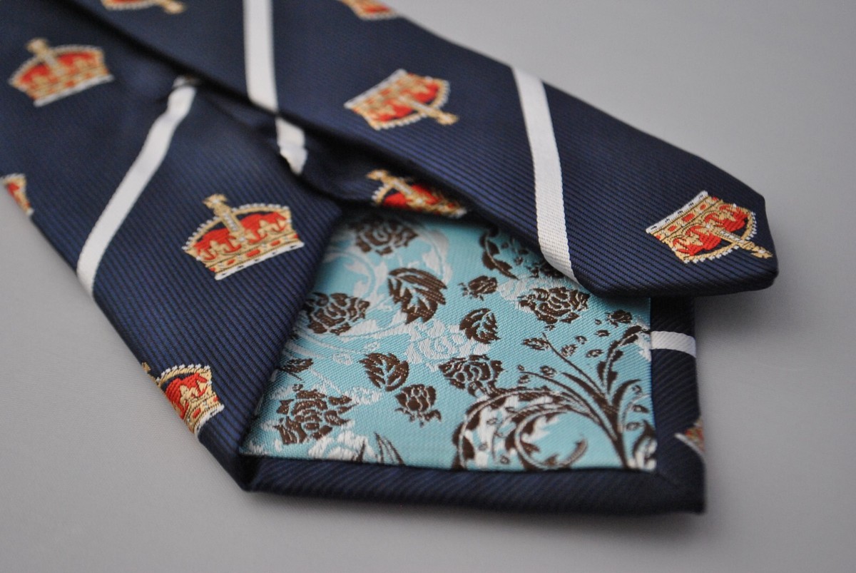 Cravate Marine Bleu Foncé à Rayures - Motif Couronne Et Blanc - Frederick Thomas - Neuf Avec étiquettes