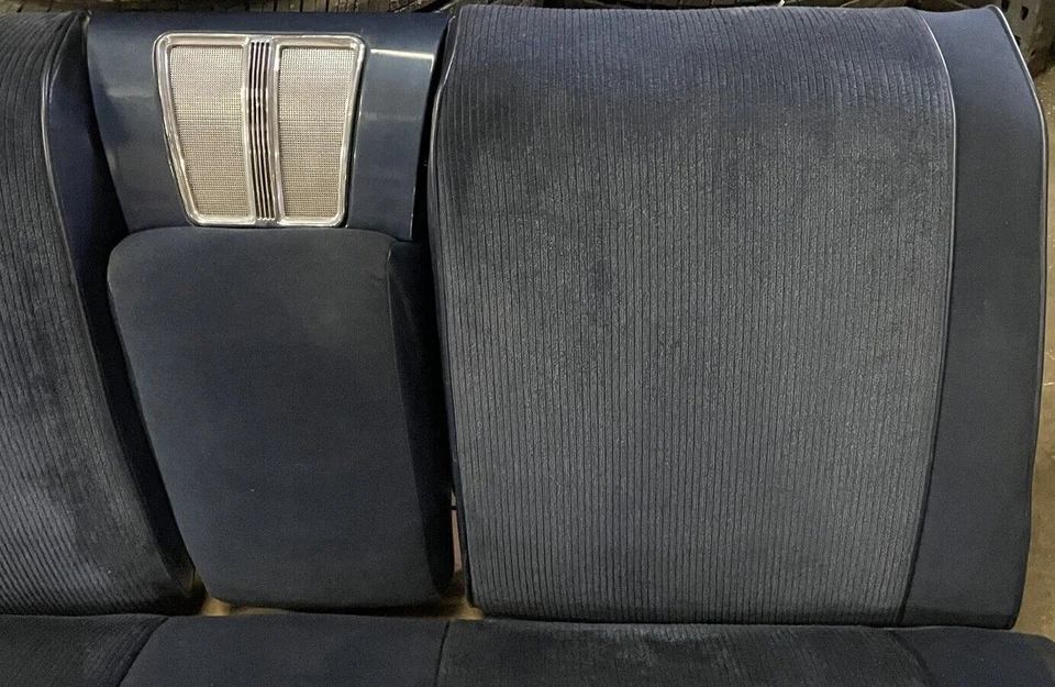 1962 Pontiac Grand Prix Rear Bench Seat Assembly W/Armrest W/Speaker OEM Blue Foto 3 de 4