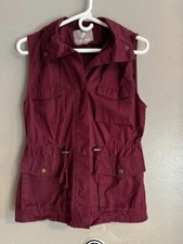 LE3NO Women's Hooded Vest Size Small Burgundy Snap Up Draw String Waist