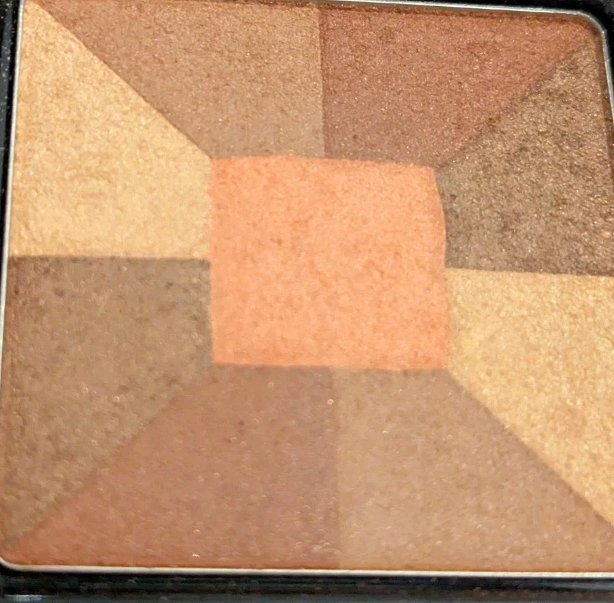 SIGNATURE CLUB A Topaz Facets Bronzing Powder .39 / 11 g  - Image 4 of 4