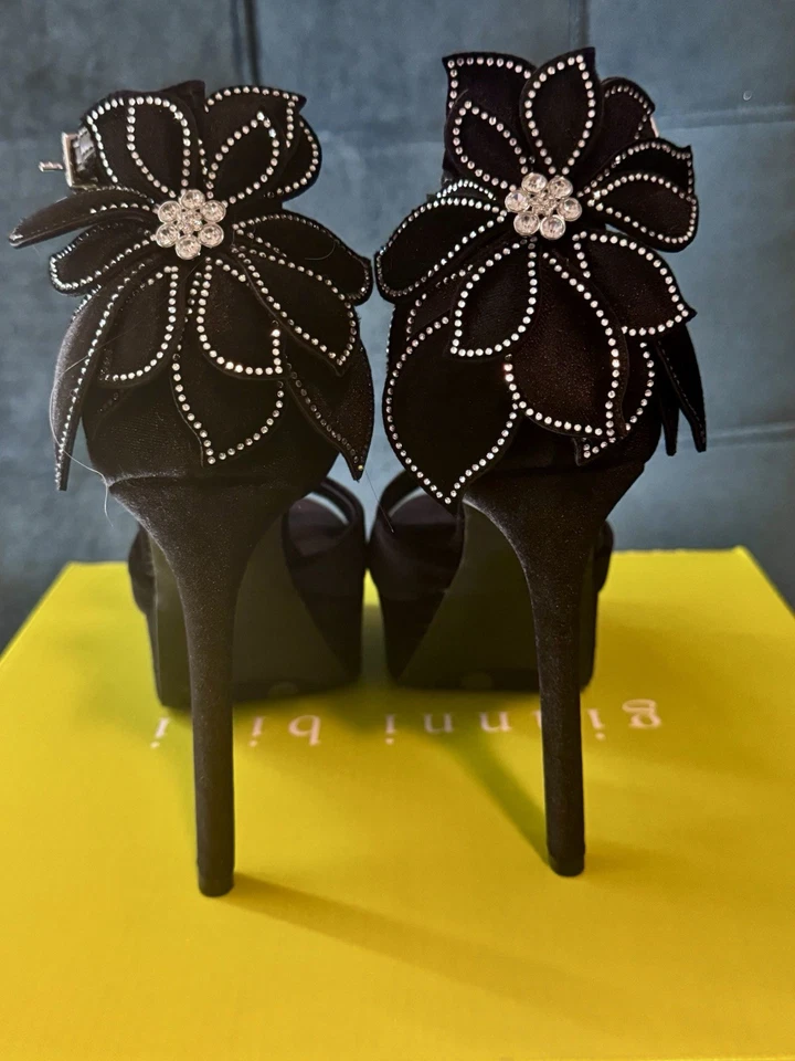 Nuevos tacones de plataforma Gianni Bini de terciopelo negro Karmello  Foto 2 de 4