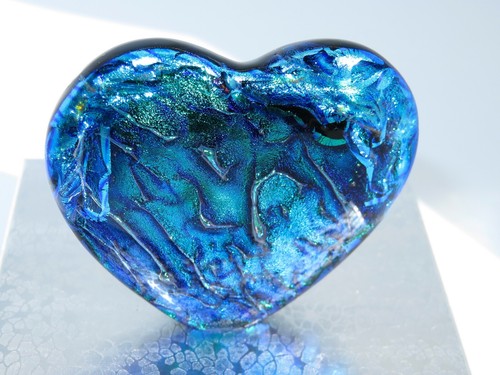 Dichroic Fused Glass Heart Free Standing Sculpture Paperweight Mad Mosaic - Picture 3 of 4