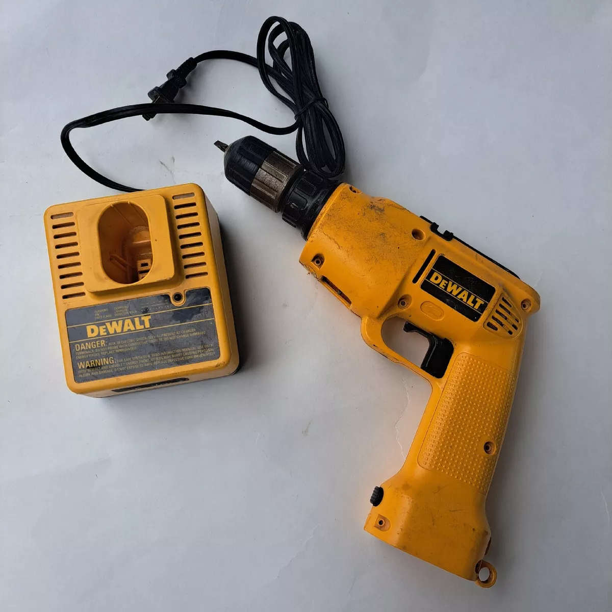 DEWALT DW945 DRILL AND CHARGER CORDLESS 3 8 VSR DRILL Works