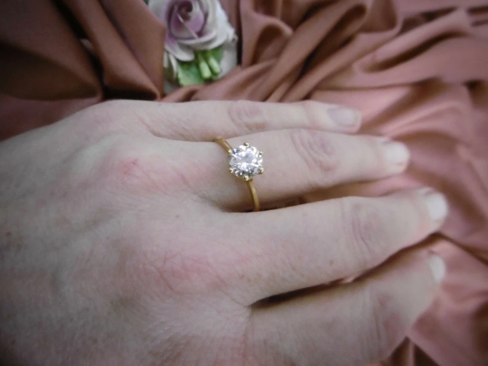 Wunderschöner, vergoldeter Ring mit großem Zirkonia, Ø ca. 19,5 mm - Bild 4 von 4