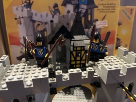 LEGO 6074 Black Falcons Fortress 100% COMPLETE w/ Box & Instructions All Plumes!