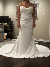 wedding dress unworn and unaltered size 18 ( size 8/10 in regular clothes)