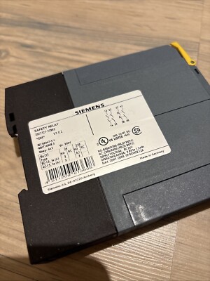 Siemens Sirus - Safety Relay 3SK1122-1CB41 DC 24V 0.05-3s V1.1.2 (Brand New)