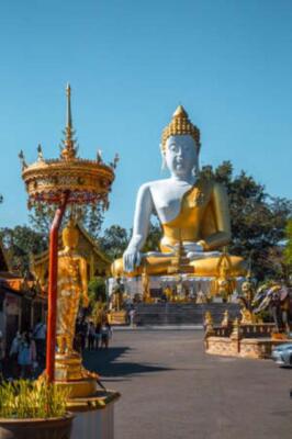 Wandbild: Wat Phrathat Doi Kham, Buddha-Pagode und goldener Chedi in [...]