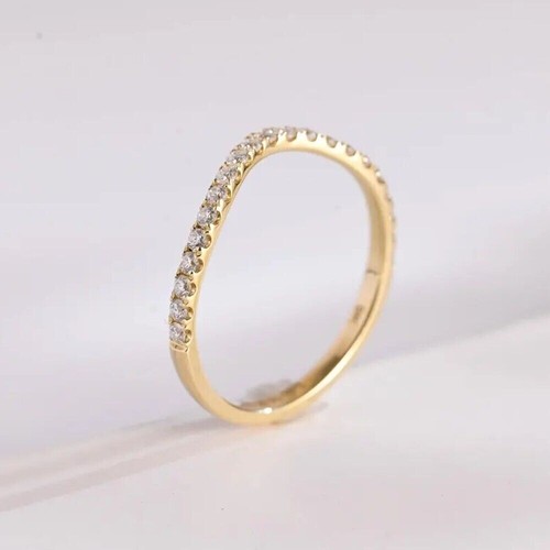 Anillo alianza boda moissanita corte redondo medio pavé enchapado en oro amarillo de 14 k - Imagen 3 de 4