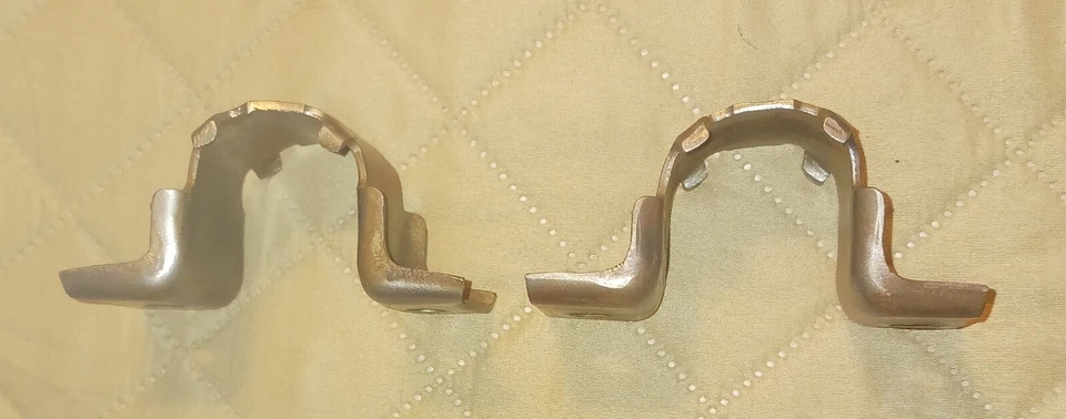 Par de soportes estabilizadores delanteros Oldsmobile Cutlass 442 1968-69 - originales Foto 2 de 2