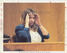 1990 Press Photo Denise Wells Testifies in Court During Pottygate Trial