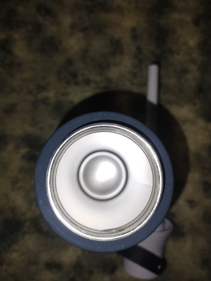 Botella de agua filtrada aislada de acero inoxidable gris premium Brita de 20 oz Foto 2 de 4