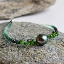 bracelet raffiné en perle noire de Tahiti pierre précieuse émeraude diopside