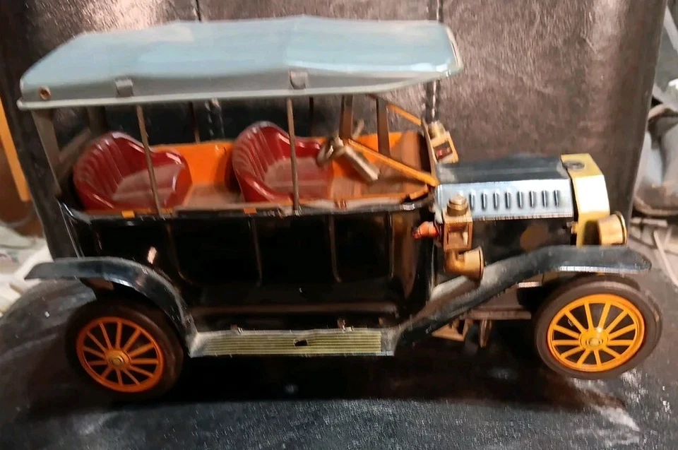 Coche de fricción de metal Ford rojo vintage años 60 con pilas hecho en Japón Foto 3 de 4