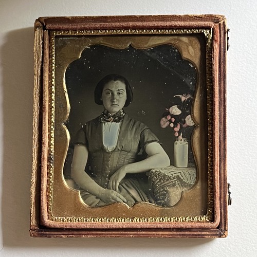 Antique Cased Daguerreotype Beautiful Young Woman Amazing Dress Tinting Flowers - 第 1/12 張圖片