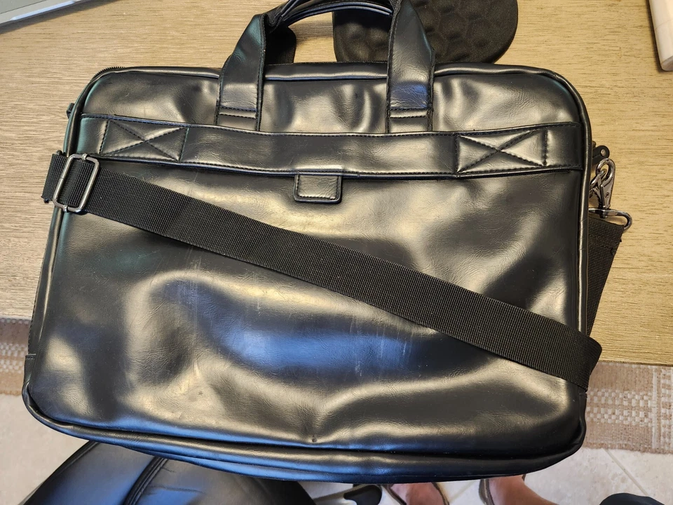 Maletín de cuero negro para portátil Solo New York 15,5" con correa Foto 2 de 4