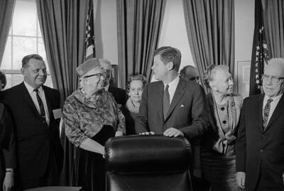 Discuss status women Washington DC President Kennedy meets Whit- 1962 Old Photo