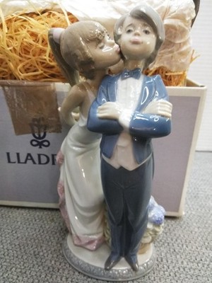 VTG. Lladro Figurine LETS MAKE UP BOY AND GIRL KISSING COUPLE
