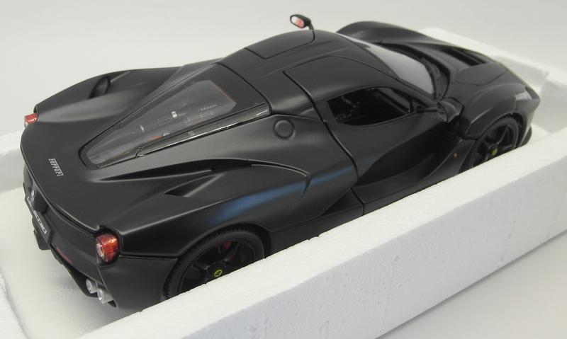 Burago Signature 1/18 Scale Diecast - 18-16901 Ferrari
