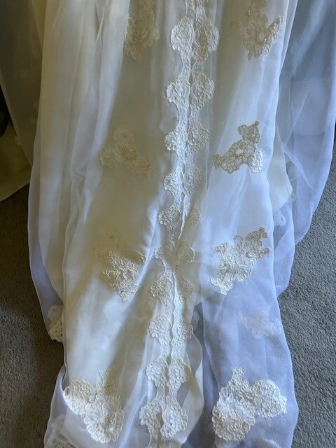 Beautiful wedding dress - similar to Royal Kate - Cleaned and stored - Image 3 of 4