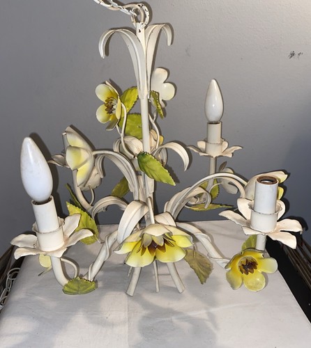 Vintage French 4 Arm White Metal Toleware Ceiling Light With Yellow Flowers - 第 1/10 張圖片