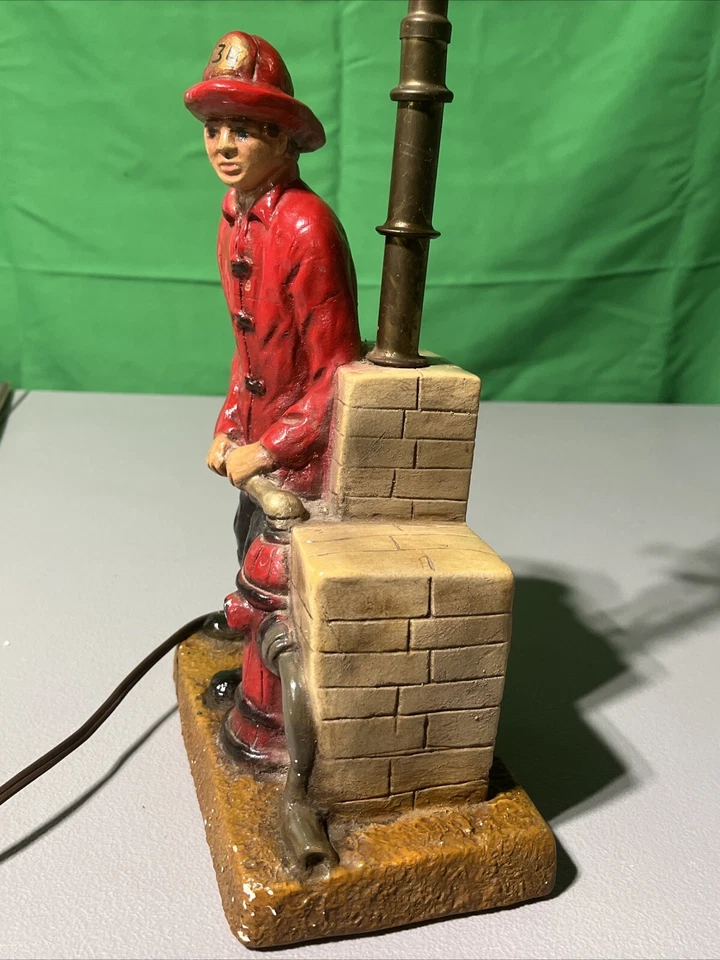 De colección ~ FD ~ Hydrant Fireman ~ Lámpara ~ Chalkware Firefighter ~ 1950’s FUNCIONANDO Foto 4 de 4