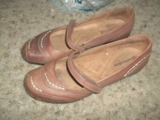 Nice Brown Leather NATURALIZER Mary Janes Size 9