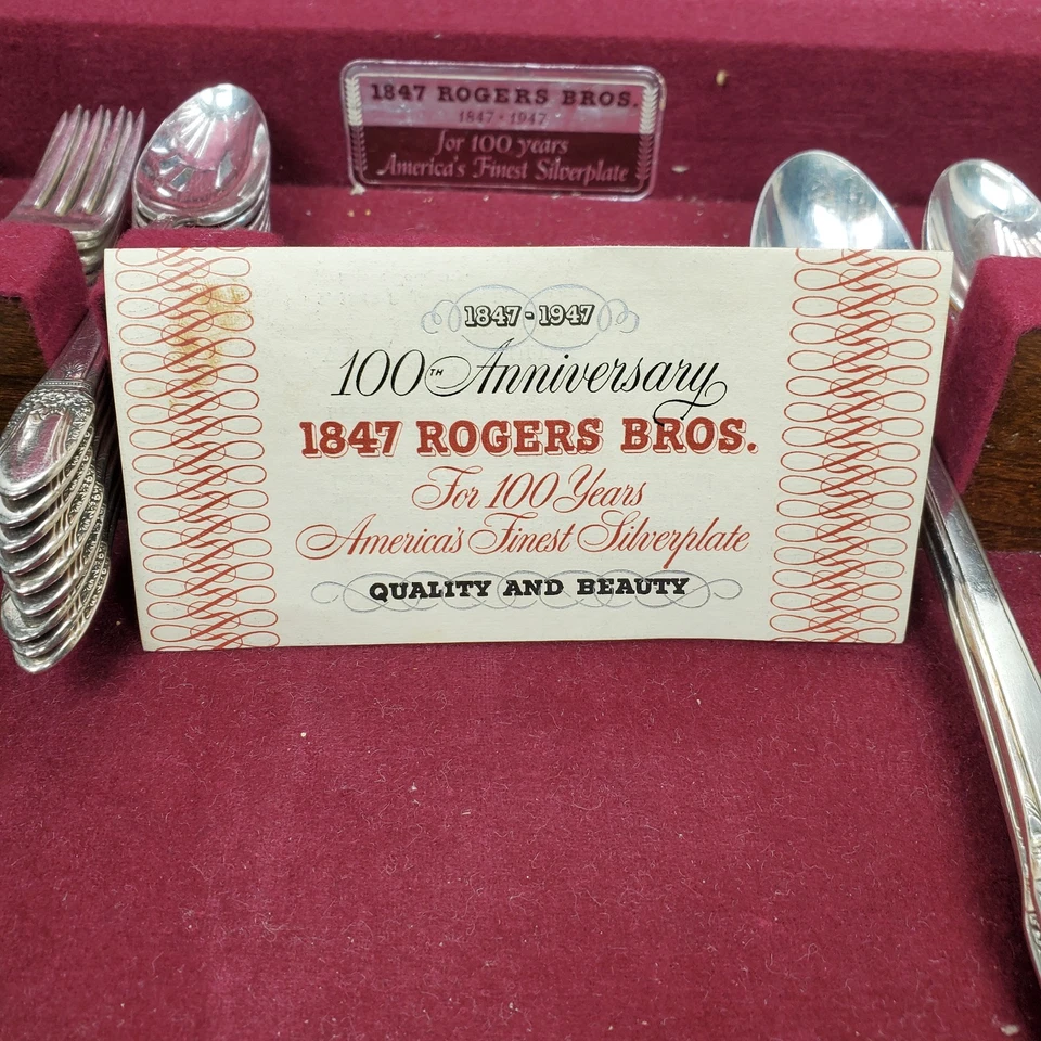 1847 ROGERS BROS 100 Aniversario SERVICIO PARA 8 CUBIERTOS PLATEADOS JUEGO 51 PIEZAS Foto 2 de 4