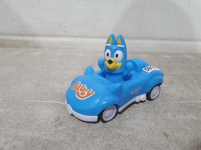 Bluey Figur in blau Rennwagen Fahrzeug Figur Mini Spielzeug TV Show