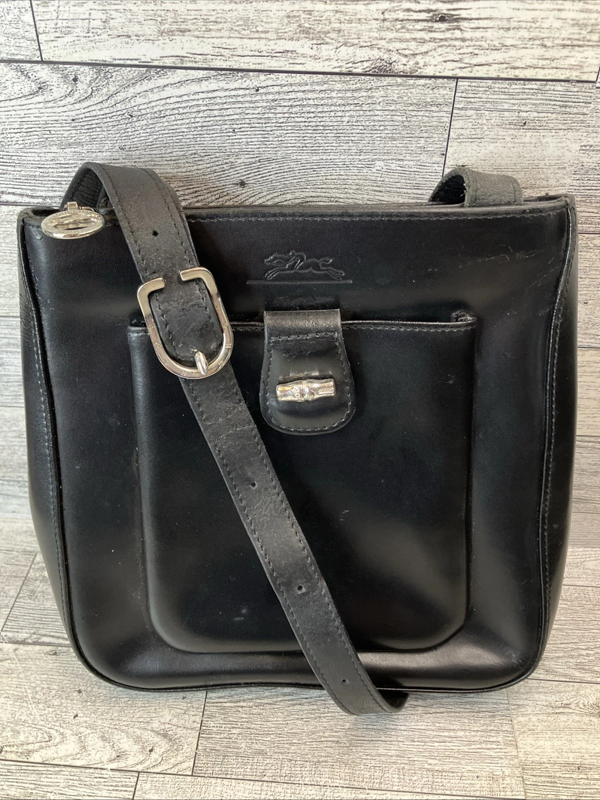 Borsa a tracolla vintage Longchamp in pelle nera con logo in rilievo al centro