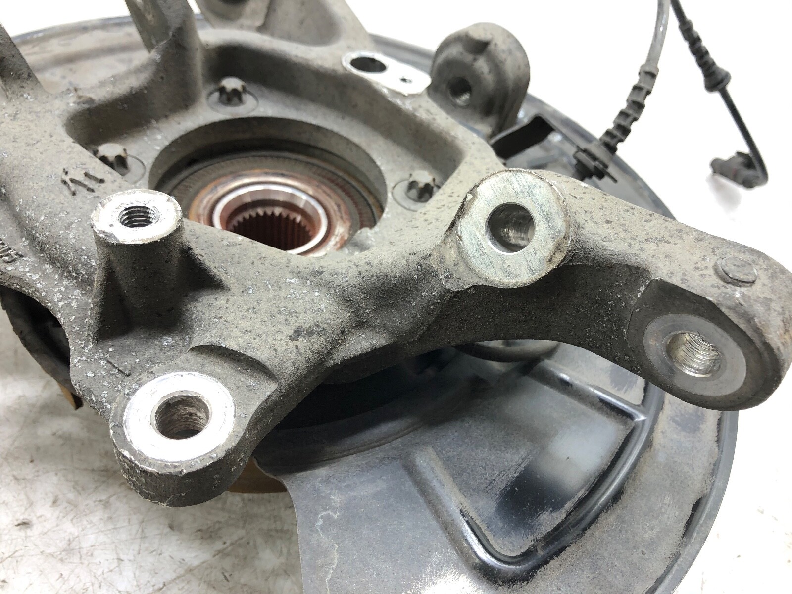2014-2020 MASERATI GHIBLI 3.0L V6 RWD LEFT DRIVER REAR SPINDLE KNUCKLE HUB OEM.