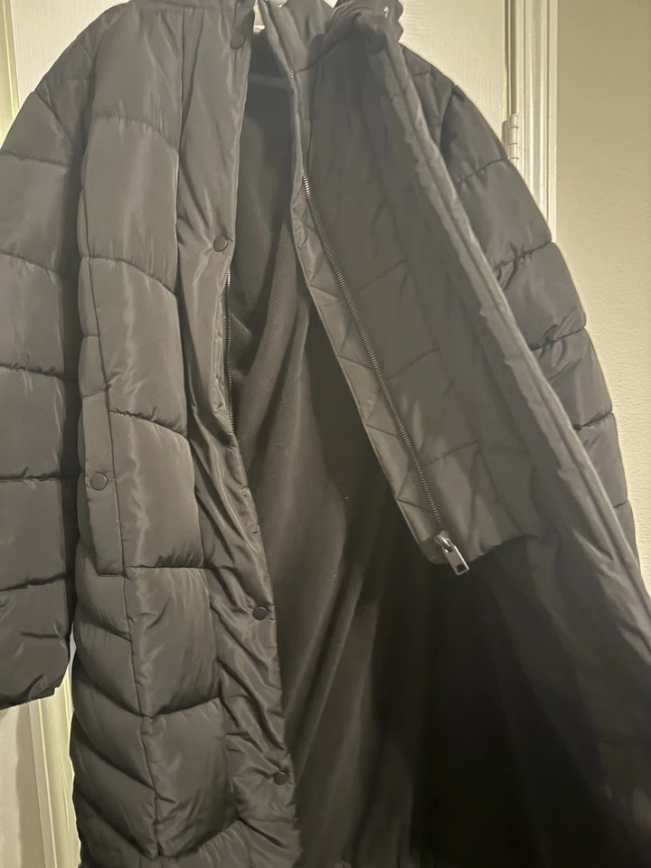 Abrigo largo negro grueso acolchado talla mediana  Foto 2 de 4