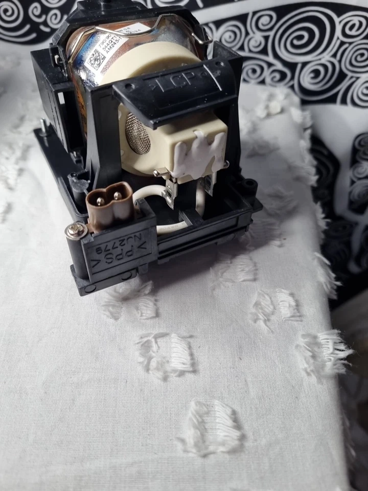 V7 245 W Projector Lamp for DUKANE, Hitachi, infocus, 3m VPL2367 - Image 2 of 4