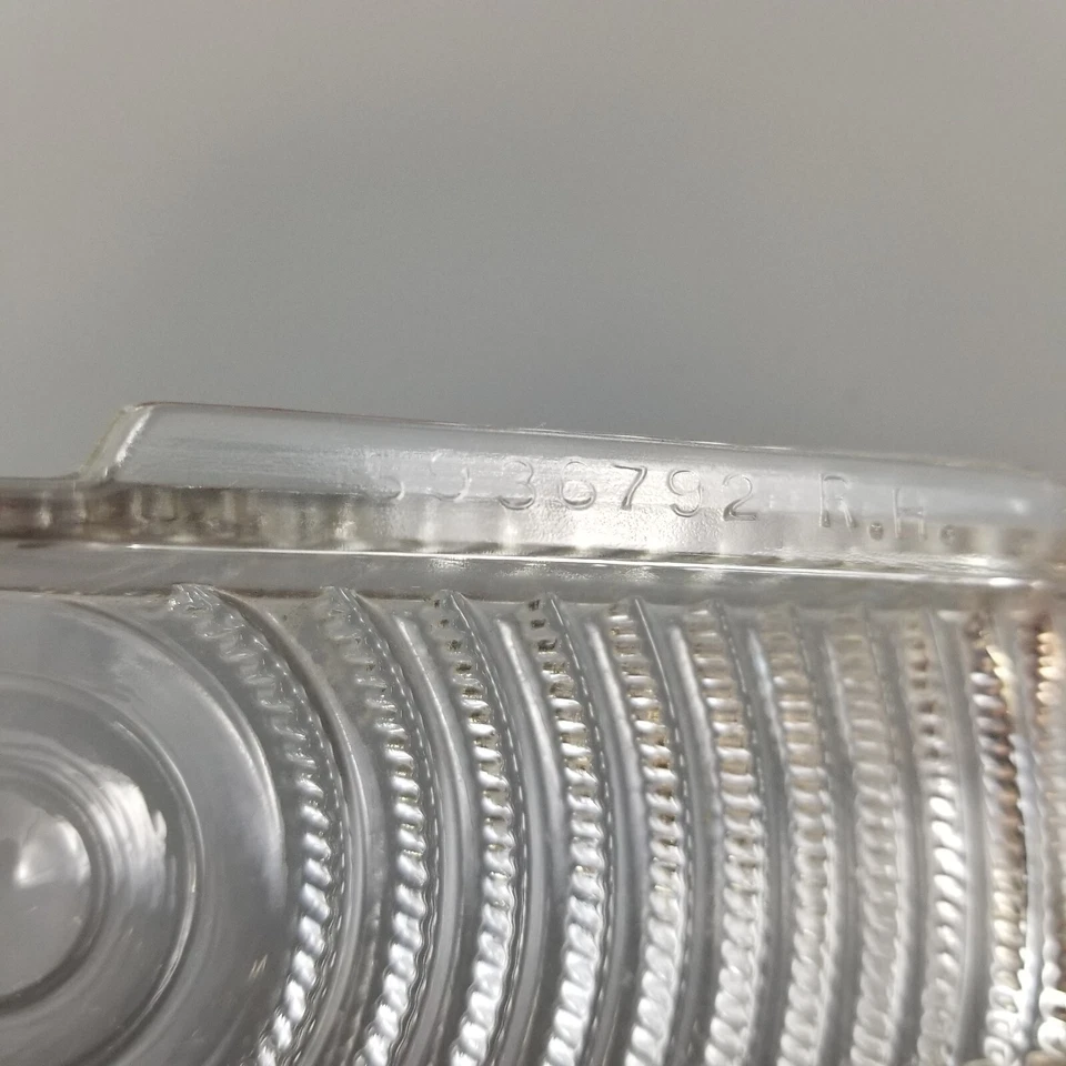 Nuevo NOS 1947 Pontiac Streamliner Torpedo Guardabarros Derecho Lente Vidrio 5936792 Foto 3 de 4