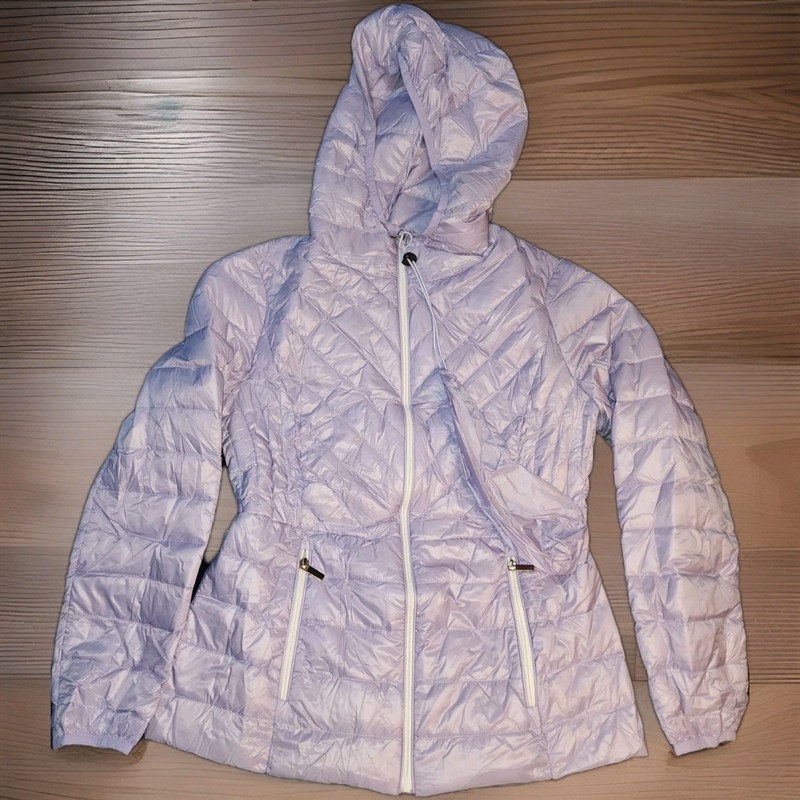 Amazon Essentials Women's Lightweight Long-Sleeve Full-Zip Water-Resistant Pack