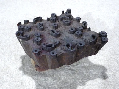 Outil ancien tampon d'impression de tissus batik bois sculpté - Photo 1/4